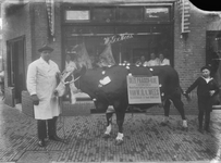72336 Afbeelding van een paaskoe voor de slagerij W.G. van Wees (Bleekerskade 37, hoek Damstraat) te Utrecht.N.B. Het ...